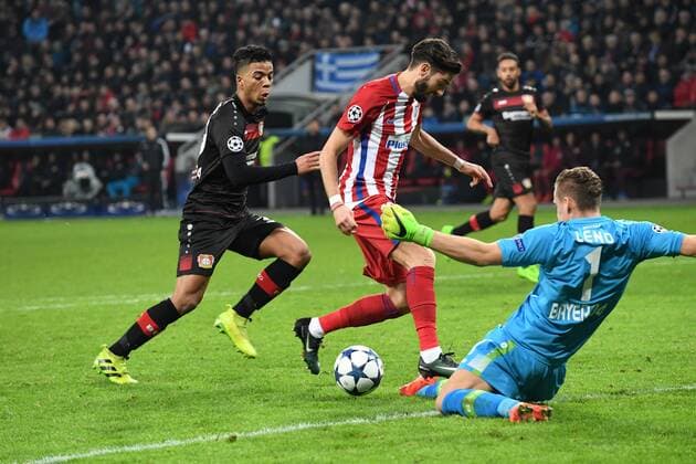 Fussball, UEFA Champions League, Saison 2016 2017, Achtelfinale , Bayer 04 Leverkusen - Atletico Madrid, 21.02.2017, Bayarena Leverkusen, Benjamin Henrichs, Yannick Ferreira Carrasco , Atletico Madrid , Bernd Leno, TW