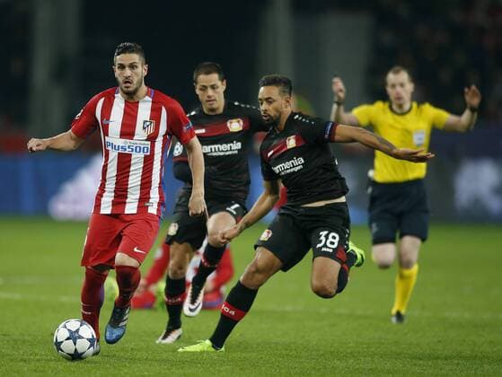 Leverkusen, Deutschland, UEFA - CL , Achtelfinale , International, Bayer Leverkusen - Atletico Madrid 2-4 am 21.02 .2017 in der Bay - Arena in Leverkusen KOKE ( Atletico Madrid ) li.- im Zweikampf mit Karim BELLARABI (LEV) 2.v.re.-