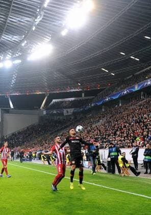 Fussball, UEFA Champions League, Herren, Saison 2016 2017, Achtelfinale, Hinspiel, BayArena Leverkusen, Bayer Leverkusen (schwarz) - Atletico Madrid (rot) 2:4; Benjamin Henrichs (Leverkusen), Koke (Atletico), Aktion.
