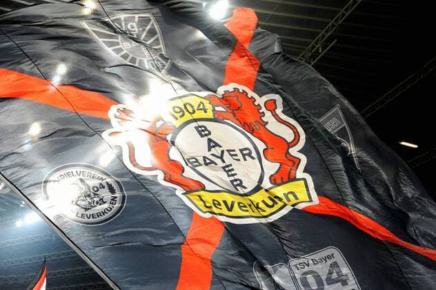 Fussball, UEFA Champions League, Herren, Saison 2016 2017, Achtelfinale, Hinspiel, BayArena Leverkusen, Bayer Leverkusen (schwarz) - Atletico Madrid (rot) 2:4; Grosse Bayer Fahne vor Flutlicht. Feature, Symbol, Symbolbild, Einzelbild.