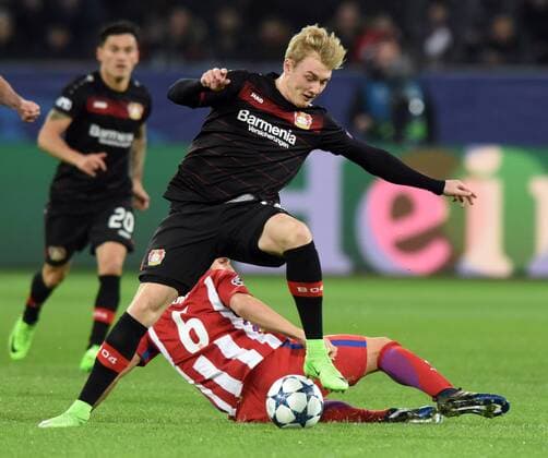Championsleague: Bayer 04 Leverkusen - Atletico Madrid 21.02.2017. Julian Brandt (LEV) überspielt Koke (ATL am Boden). HM