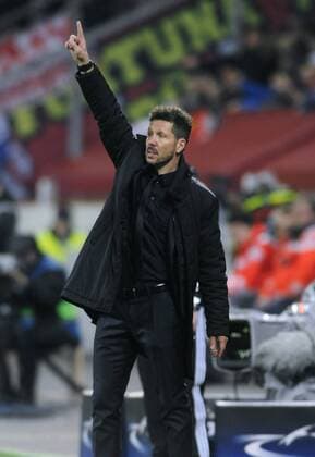 Fussball, UEFA Champions League, Herren, Saison 2016 2017, Achtelfinale, Hinspiel, BayArena Leverkusen, Bayer Leverkusen (schwarz) - Atletico Madrid (rot) 2:4; Trainer Diego Simeone (Atletico). Aktion, Einzelbild.