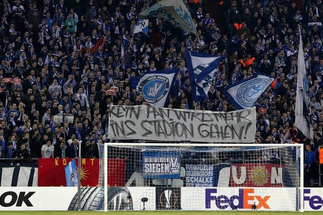 Fußball, EL, FC Schalke 04 - PAOK Saloniki, Kritik an den Anstoßzeiten 22.02.2017 - Fans vom FC Schalke 04 in der Nordkurve halten ein Plakat mit der Aufschrift KEIN FAN WIRD MEHR INS STADION GEHEN hoch beim Europa League Sechzehntelfinale Rückspiel (Saison 2016 17) FC Schalke 04 - PAOK Thessaloniki. Copyright Thomas Pakusch