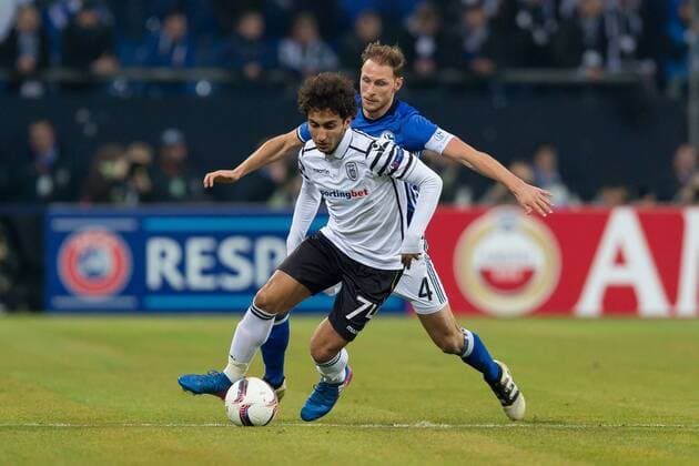 Gelsenkirchen, Germany 22.02.2017, UEFA Europa League - 2016 2017 Season, FC Schalke 04 - PAOK Saloniki, Amr Warda (Paok) und Benedikt Hoewedes (S04) im zweikampf ( DeFodi001