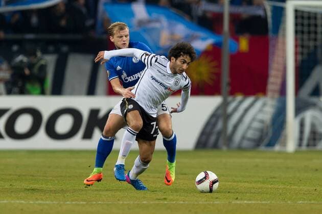 Gelsenkirchen, Germany 22.02.2017, UEFA Europa League - 2016 2017 Season, FC Schalke 04 - PAOK Saloniki, Johannes Geis (S04) und Amr Warda (Paok) im zweikampf ( DeFodi001