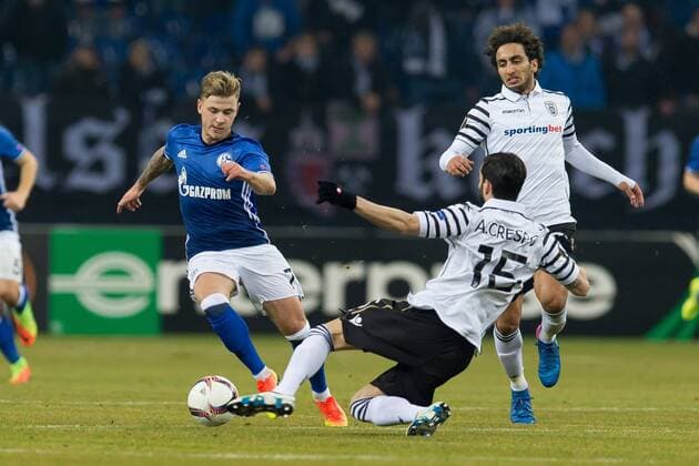 Gelsenkirchen, Germany 22.02.2017, UEFA Europa League - 2016 2017 Season, FC Schalke 04 - PAOK Saloniki, Max Meyer (S04) und Jose Crespo (Paok) im zweikampf ( DeFodi001