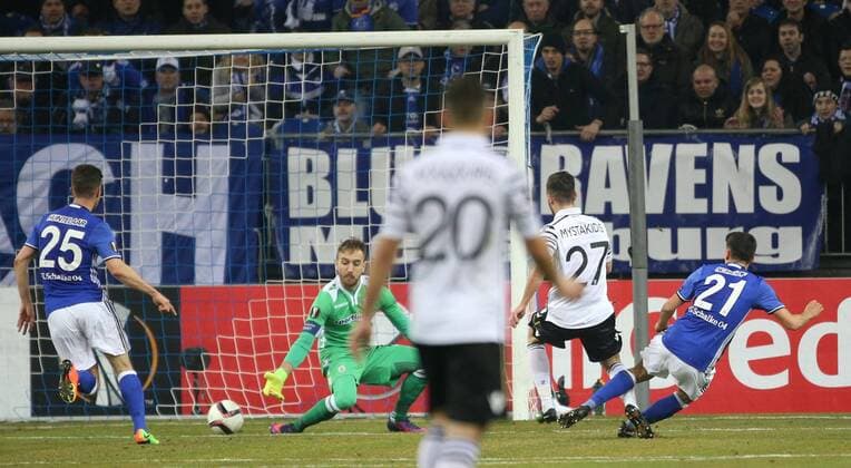 22.02.2017, Fussball, UEFA Europa League, Saison 2016 2017, Zwischenrunde, FC Schalke 04 - PAOK Saloniki v. r. Alessandro SCHOEPF (FC Schalke 04) trifft zum 1 zu 0