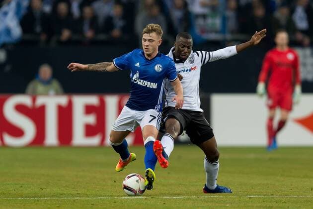 Gelsenkirchen, Germany 22.02.2017, UEFA Europa League - 2016 2017 Season, FC Schalke 04 - PAOK Saloniki, Max Meyer (S04) und Djalma (Paok) im zweikampf ( DeFodi001