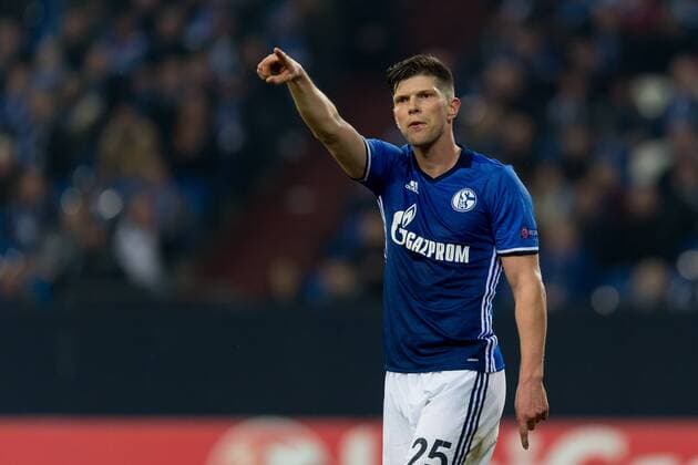 Gelsenkirchen, Germany 22.02.2017, UEFA Europa League - 2016 2017 Season, FC Schalke 04 - PAOK Saloniki, Klaas-Jan Huntelaar (S04) gestikuliert ( DeFodi001