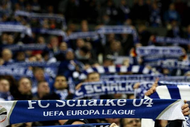 22.02.2017 - Fans vom FC Schalke 04 halten Fan-Schals hoch beim Europa League Sechzehntelfinale Rückspiel (Saison 2016 17) FC Schalke 04 - PAOK Thessaloniki. Copyright Thomas Pakusch