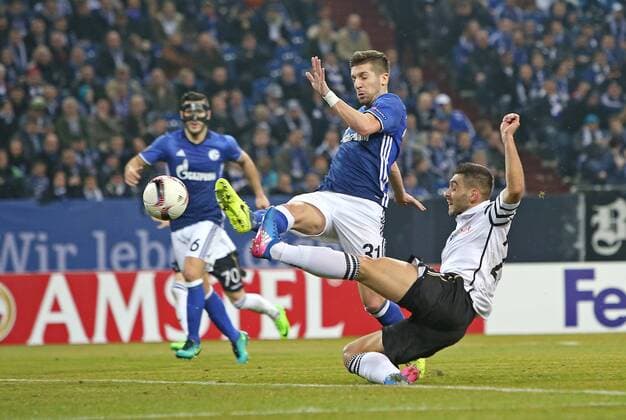 22.02.2017, Fussball UEFA Europa League 2016 2017, Zwischenrunde, FC Schalke 04 - PAOK Saloniki, in der VELTINS-Arena Gelsenkirchen. Tor zum 1:1 , v.l. Matija Nastasic (Schalke) gegen Torschütze Efthymios Koulouris (Paok Saloniki) 