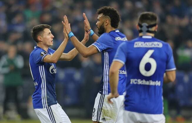Gelsenkirchen, Germany 22.02.2017, Europa League, Round of 32, 2nd leg, FC Schalke 04 vs PAOK FC, Torjubel 1-0 Alessandro Schoepf (Schalke, L) mit Eric Maxim Choupo-Moting. ( DeFodi512