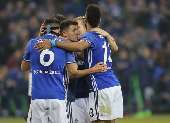 Gelsenkirchen, Germany 22.02.2017, Europa League, Round of 32, 2nd leg, FC Schalke 04 vs PAOK FC, Torjubel 1-0 Alessandro Schoepf (Schalke, M) mit Eric Maxim Choupo-Moting (Schalke, R) und Sead Kolasinac. ( DeFodi512