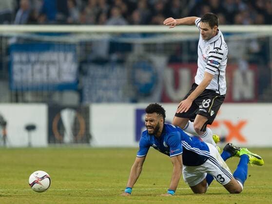 Gelsenkirchen, Germany 22.02.2017, UEFA Europa League - 2016 2017 Season, FC Schalke 04 - PAOK Saloniki, Eric Maxim Choupo-Moting (S04) und Evgen Shakhov (Paok) im zweikampf ( DeFodi001