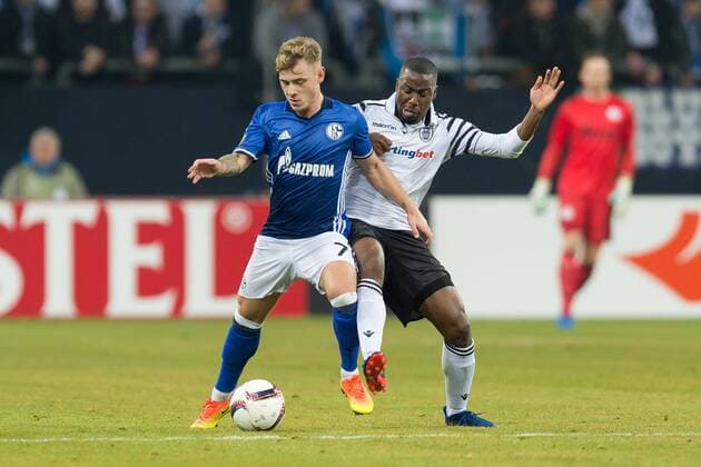 Gelsenkirchen, Germany 22.02.2017, UEFA Europa League - 2016 2017 Season, FC Schalke 04 - PAOK Saloniki, Max Meyer (S04) und Djalma (Paok) im zweikampf ( DeFodi001