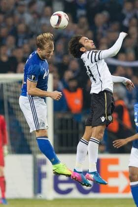 Gelsenkirchen, Germany 22.02.2017, UEFA Europa League - 2016 2017 Season, FC Schalke 04 - PAOK Saloniki, Johannes Geis (S04) und Amr Warda (Paok) im zweikampf ( DeFodi001
