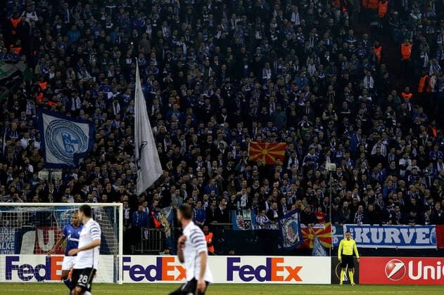 Fußball, EL, FC Schalke 04 - PAOK Saloniki, S04 provozieren mit mazedonischer Flagge 22.02.2017 - Eine Mazedonische Fahne wird in der Nordkurve hochgehalten beim Europa League Sechzehntelfinale Rückspiel (Saison 2016 17) FC Schalke 04 - PAOK Thessaloniki. Copyright Thomas Pakusch