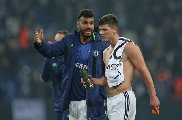 22.02.2017, Fussball UEFA Europa League 2016 2017, Zwischenrunde, FC Schalke 04 - PAOK Saloniki, in der VELTINS-Arena Gelsenkirchen. v.l. Eric Maxim Choupo-Moting (Schalke) und Klaas-Jan Huntelaar (Schalke) 