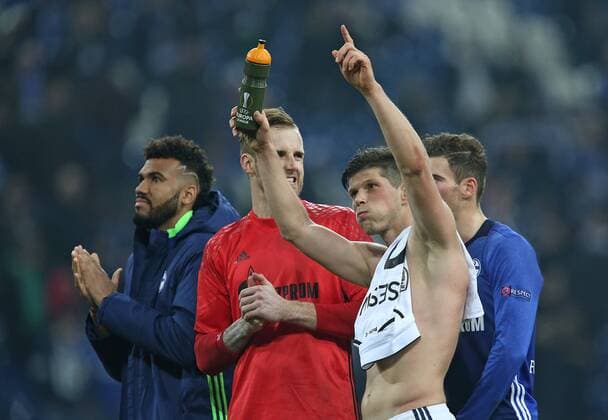 22.02.2017, Fussball UEFA Europa League 2016 2017, Zwischenrunde, FC Schalke 04 - PAOK Saloniki, in der VELTINS-Arena Gelsenkirchen. Schlussjubel v.l. Eric Maxim Choupo-Moting (Schalke) , Torwart Ralf Fährmann (Schalke) , Klaas-Jan Huntelaar (Schalke) und Leon Goretzka (Schalke) 