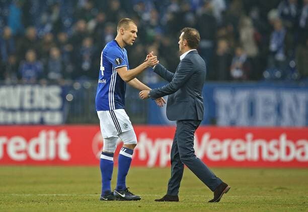 22.02.2017, Fussball UEFA Europa League 2016 2017, Zwischenrunde, FC Schalke 04 - PAOK Saloniki, in der VELTINS-Arena Gelsenkirchen. Schlussjubel v.l. Holger Badstuber (Schalke) und Trainer Markus Weinzierl (Schalke) 
