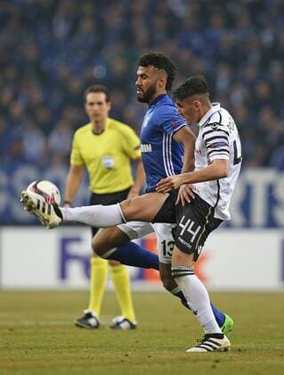 22.02.2017, Fussball UEFA Europa League 2016 2017, Zwischenrunde, FC Schalke 04 - PAOK Saloniki, in der VELTINS-Arena Gelsenkirchen. v.l. Eric Maxim Choupo-Moting (Schalke) gegen Achilleas Poungouras (Paok Saloniki) 