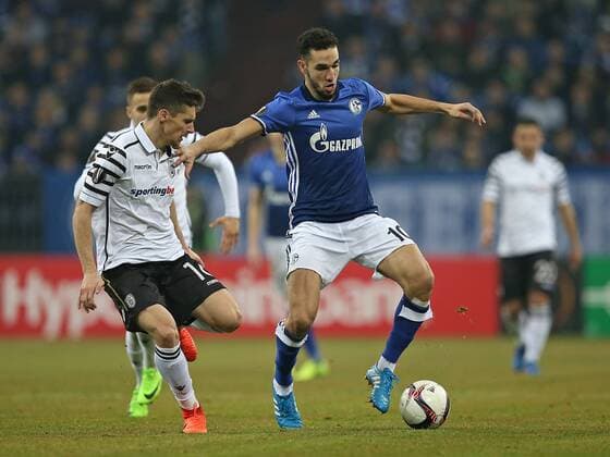 22.02.2017, Fussball UEFA Europa League 2016 2017, Zwischenrunde, FC Schalke 04 - PAOK Saloniki, in der VELTINS-Arena Gelsenkirchen. v.l. Gojko Cimirot (Paok Saloniki) gegen Nabil Bentaleb (Schalke) 