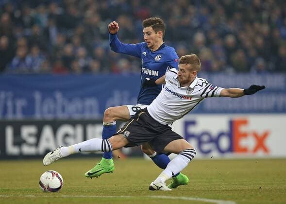 Bilder des Tages - SPORT 22.02.2017, Fussball UEFA Europa League 2016 2017, Zwischenrunde, FC Schalke 04 - PAOK Saloniki, in der VELTINS-Arena Gelsenkirchen. v.l. Leon Goretzka (Schalke) gegen Pedro Henrique (Paok Saloniki) 