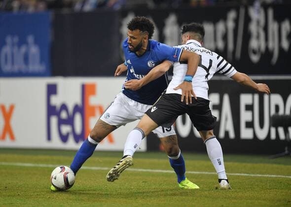22.02.2017, Fussball, UEFA Europa League, Saison 2016 2017, Zwischenrunde, FC Schalke 04 - PAOK Saloniki Eric Maxim Choupo Moting, Eric Maxim Choupo-Moting (FC Schalke 04), li., gegen Achilleas Poungouras (PAOK Saloniki)