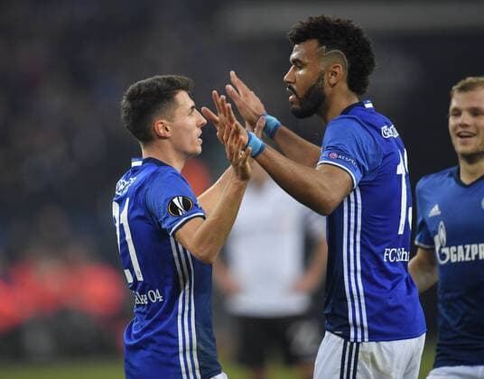 22.02.2017, Fussball, UEFA Europa League, Saison 2016 2017, Zwischenrunde, FC Schalke 04 - PAOK Saloniki Jubel Alessandro Schoepf, Alessandro Schöpf (Schalke 04), li., und Eric Maxim Choupo Moting, Eric Maxim Choupo-Moting (FC Schalke 04)