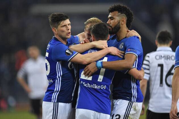 22.02.2017, Fussball, UEFA Europa League, Saison 2016 2017, Zwischenrunde, FC Schalke 04 - PAOK Saloniki Jubel Schalke, v.li., Klaas-Jan Huntelaar, Klaas Jan Huntelaar (Schalke 04), Johannes Geis (Schalke 04), Alessandro Schoepf, Alessandro Schöpf (Schalke 04), Eric Maxim Choupo Moting, Eric Maxim Choupo-Moting (FC Schalke 04)