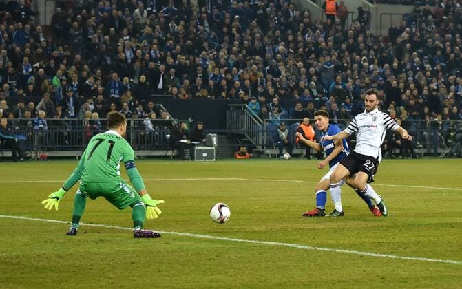 22.02.2017, Fussball, UEFA Europa League, Saison 2016 2017, Zwischenrunde, FC Schalke 04 - PAOK Saloniki Alessandro Schoepf, Alessandro Schöpf (Schalke 04), 2. v.li., erzielt das Tor zum 1:0, Panagiotis Glykos (PAOK Saloniki) ist machtlos, rechts Ioannis Mystakidis (PAOK Saloniki)