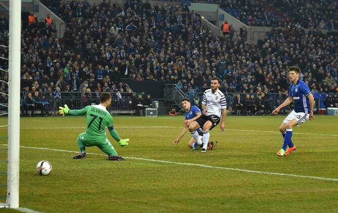Bilder des Tages - SPORT 22.02.2017, Fussball, UEFA Europa League, Saison 2016 2017, Zwischenrunde, FC Schalke 04 - PAOK Saloniki Alessandro Schoepf, Alessandro Schöpf (Schalke 04), 2. v.li., erzielt das Tor zum 1:0, Panagiotis Glykos (PAOK Saloniki) ist machtlos, rechts Ioannis Mystakidis (PAOK Saloniki) und Klaas-Jan Huntelaar, Klaas Jan Huntelaar (Schalke 04)