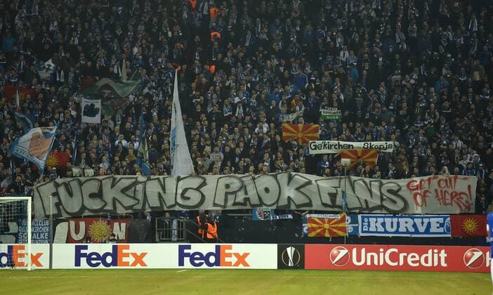 Bilder des Tages - SPORT Fußball, EL, FC Schalke 04 - PAOK Saloniki, S04 provozieren mit mazedonischer Flagge 22.02.2017, Fussball, UEFA Europa League, Saison 2016 2017, Zwischenrunde, FC Schalke 04 - PAOK Saloniki Anti PAOK Saloniki Fans Banner, der Schalker Fans in der Nordkurve
