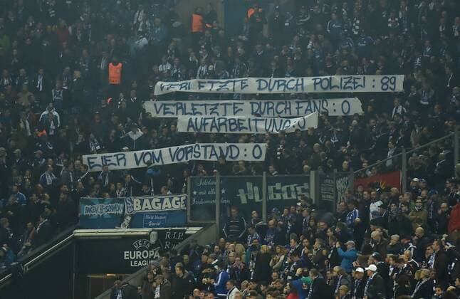 22.02.2017, Fussball, UEFA Europa League, Saison 2016 2017, Zwischenrunde, FC Schalke 04 - PAOK Saloniki Banner und Transparente der Schalker Fans gegen Polizeieinsatz und Vorstand