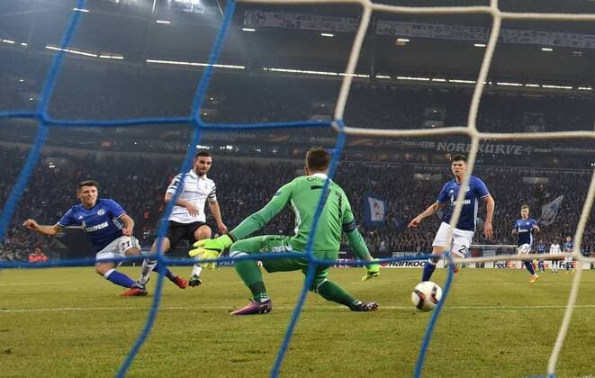 22.02.2017, Fussball, UEFA Europa League, Saison 2016 2017, Zwischenrunde, FC Schalke 04 - PAOK Saloniki Alessandro Schoepf, Alessandro Schöpf (Schalke 04), links, erzielt das Tor zum 1:0, Torwart Panagiotis Glykos (PAOK Saloniki) ist machtlos, rechts Ioannis Mystakidis (PAOK Saloniki) und Klaas-Jan Huntelaar, Klaas Jan Huntelaar (Schalke 04)