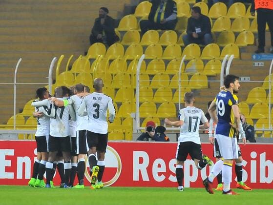 Fußball, EL, Fenerbahce Istanbul - FK Krasnodar Krasnodar players celebrate their goal against Fenerbahce during UEFA European League game at Istanbul Ulker Stadium  15634219