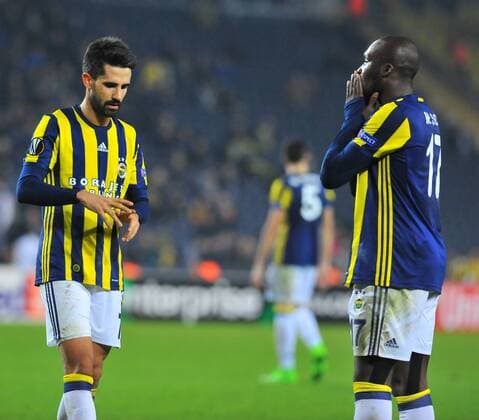 Fußball, EL, Fenerbahce Istanbul - FK Krasnodar Fenerbahce s Moussa Sow and Alper Potuk against Krasnodar during UEFA European League game at Istanbul Ulker Stadium  15634230