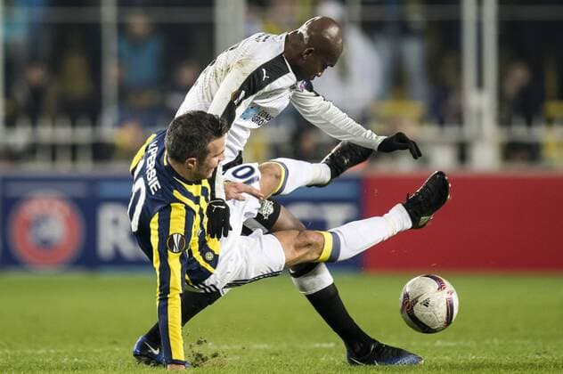 Fußball, EL, Fenerbahce Istanbul - FK Krasnodar (L-R) Robin van Persie of Fenerbahce SK, Charles Kabore of FK Krasnodarduring the UEFA Europa League round of 16 match between Fenerbahce and FK Krasnodar on February 22, 2017 at the Sukru Saracoglu stadium in Istanbul, Turkey Fenerbahce SK v FK Krasnodar UEFA Europa League 2016 2017 xVIxGerritxvanxKeulenxIVx 7178213