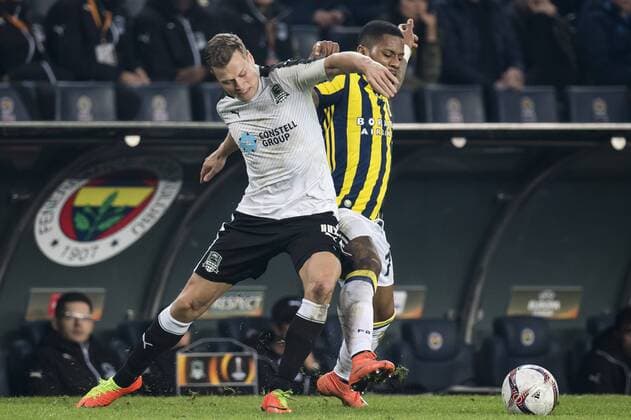 Fußball, EL, Fenerbahce Istanbul - FK Krasnodar (L-R) Viktor Claesson of FK Krasnodar, Jeremain Lens of Fenerbahce SKduring the UEFA Europa League round of 16 match between Fenerbahce and FK Krasnodar on February 22, 2017 at the Sukru Saracoglu stadium in Istanbul, Turkey Fenerbahce SK v FK Krasnodar UEFA Europa League 2016 2017 xVIxGerritxvanxKeulenxIVx 7178214