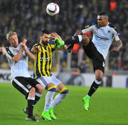 Fußball, EL, Fenerbahce Istanbul - FK Krasnodar Fenerbahce s Mehmet Topal against Krasnodar s players during UEFA European League game at Istanbul Ulker Stadium  15634235
