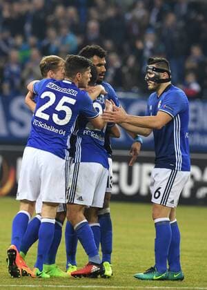 Fussball, UEFA Europa League, Saison 2016 2017, Runde der letzten 32,Spiel 2, FC Schalke 04 vs PAOK Thessaloniki 22.02.2017, Veltinsarena Gelsenkirchen, Eric Maxim Choupo Moting, Alessandro Schöpf Klaas Jan Huntelaar, Johannes Geis, Sead Kolasinac, alle S04 Torjubel,
