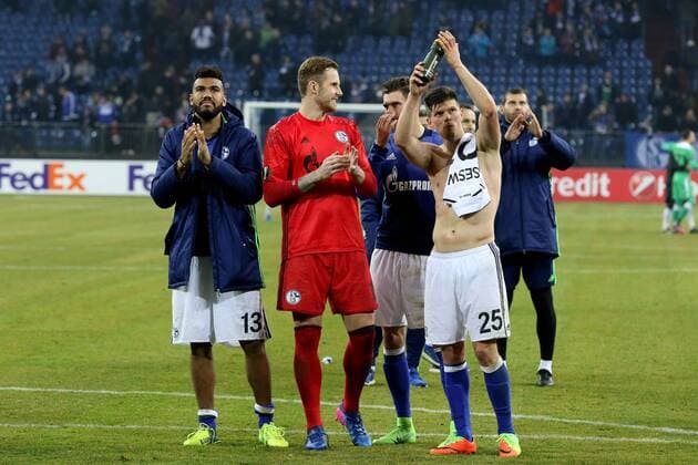 22.02.2017 - Eric Maxim Choupo-Moting (FC Schalke 04), Ralf Fährmann (FC Schalke 04), Leon Goretzka (FC Schalke 04) und Klaas-Jan Huntelaar (FC Schalke 04) v.l. nach dem Spiel beim Europa League Sechzehntelfinale Rückspiel (Saison 2016 17) FC Schalke 04 - PAOK Thessaloniki. Copyright Thomas Pakusch