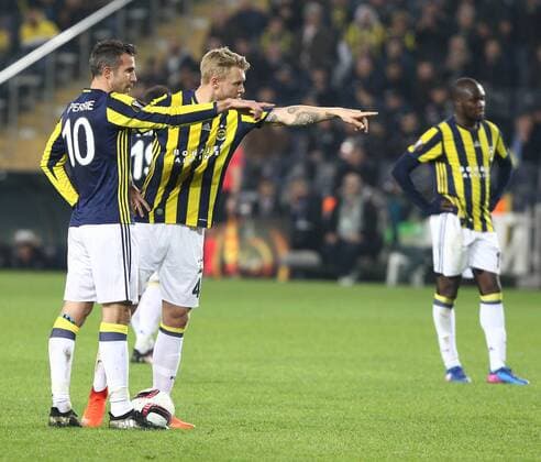Fußball, EL, Fenerbahce Istanbul - FK Krasnodar UEFA Europa League match between Fenerbahce and Krasnador at Ulker Stadium in Istanbul , Turkey on February 22, 2017. final score : Fenerbahce 1 - Krasnador 1 Pictured: Robin van Persie and Simon Kjaer of Fenerbahce. 