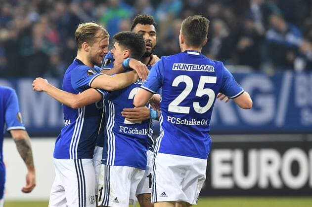 Fussball, UEFA Europa League, Saison 2016 2017, Runde der letzten 32,Spiel 2, FC Schalke 04 vs PAOK Thessaloniki 22.02.2017, Veltinsarena Gelsenkirchen, Johannes Geis, Alessandro Schöpf, Eric Maxim Choupo Moting, Klaas Jan Huntelaar, alle S04 , Torjubel ,
