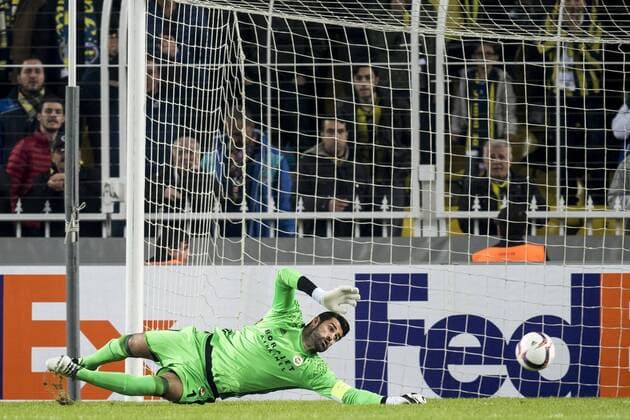 Fußball, EL, Fenerbahce Istanbul - FK Krasnodar Fedor Smolov of FK Krasnodar scores. goalkeeper Volkan Demirel of Fenerbahce SK can t stop the ballduring the UEFA Europa League round of 16 match between Fenerbahce and FK Krasnodar on February 22, 2017 at the Sukru Saracoglu stadium in Istanbul, Turkey Fenerbahce SK v FK Krasnodar UEFA Europa League 2016 2017 xVIxGerritxvanxKeulenxIVx 7178279