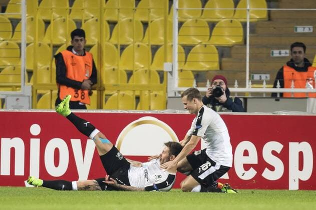 Fußball, EL, Fenerbahce Istanbul - FK Krasnodar (L-R) Fedor Smolov of FK Krasnodar, Viktor Claesson of FK Krasnodarduring the UEFA Europa League round of 16 match between Fenerbahce and FK Krasnodar on February 22, 2017 at the Sukru Saracoglu stadium in Istanbul, Turkey Fenerbahce SK v FK Krasnodar UEFA Europa League 2016 2017 xVIxGerritxvanxKeulenxIVx 7178280