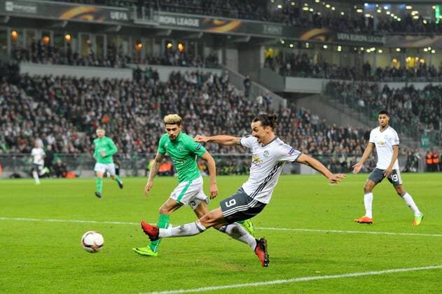 09 ZLATAN IBRAHIMOVIC (man) - 25 KEVIN MALCUIT (asse) FOOTBALL : AS Saint Etienne vs Manchester United ManU - Europa League - 22 02 2017 FEP Panoramic 