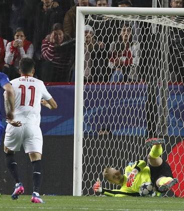 Sevilla s Argentinian striker Joaquin Correa (L) fails a penalty stopped by Leicester s goalkeeper Kasper Schmeichel during the UEFA Champions League round of 16 first leg match between Leicester City and Sevilla, at Ramon Sanchez Pizjuan stadium in Seville, Andalusia, Spain, 22 February 2017. SEVILLA VS. LEICESTER CITY !ACHTUNG: NUR REDAKTIONELLE NUTZUNG!  Copyright: xJulioxMunozx SEV001 20170222-636233951007473378