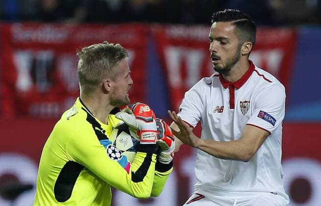 Leicester s Danish goalkeeper Schmeichel (L) catches the ball against Sevilla s midfielder Pablo Sarabia during the UEFA Champions League round of 16 first leg match between Leicester City and Sevilla, at Ramon Sanchez Pizjuan stadium in Seville, Andalusia, Spain, 22 February 2017. EPA Jose Manuel Vidal SEVILLA VS. LEICESTER CITY !ACHTUNG: NUR REDAKTIONELLE NUTZUNG!  Copyright: xJosexManuelxVidalx SEV001 20170222-636233969614489376