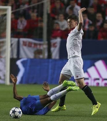Sevilla s French defender Clement Lenglet (R) vies for the ball with Leicester s Nigerian midfielder Ahmed Musa during the UEFA Champions League round of 16 first leg match between Leicester City and Sevilla, at Ramon Sanchez Pizjuan stadium in Seville, Andalusia, Spain, 22 February 2017. EPA Jose Manuel Vidal SEVILLA VS. LEICESTER CITY !ACHTUNG: NUR REDAKTIONELLE NUTZUNG!  Copyright: xJosexManuelxVidalx SEV001 20170222-636233970286372762